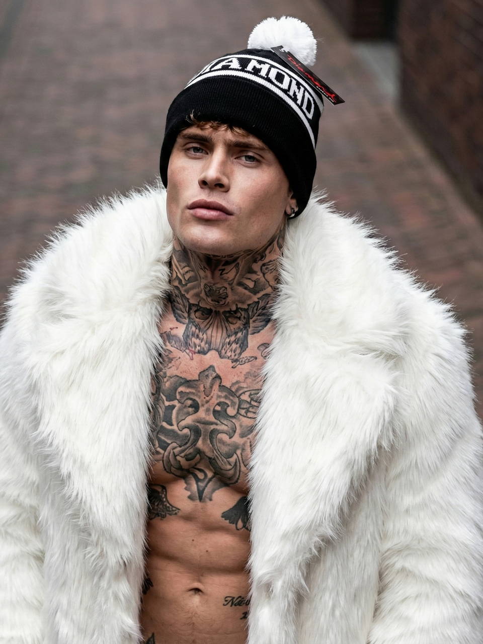 Шапка Diamond Supply Co чёрная с белым помпоном