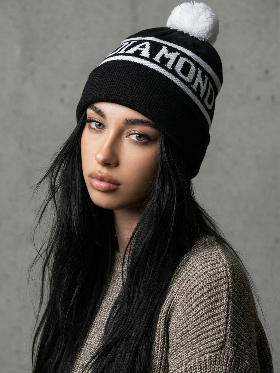 Шапка Diamond Supply Co чёрная с белым помпоном