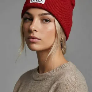 Шапка ONLY New York бордовая